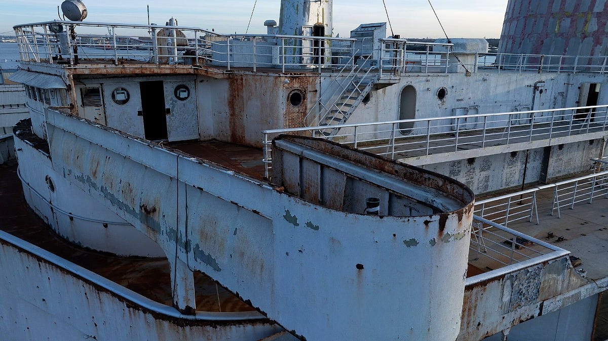 The bridge wing of the SS United States. Image: WSRower via Wikimedia Commons