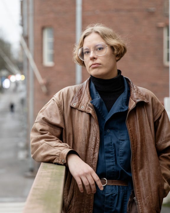 Vuorinen kertoo olevansa 'globaalin poliittisen talouden opiskelija’ Helsingin yliopistossa. Puheenjohtajan pukeutumistyyli lähentelee Natsi-Saksan naisten muotia: Ruskeita nahkatakkeja, blondit ja lyhyet hiukset ja 'skarpit' silmälasit. Kuva: Instagram.