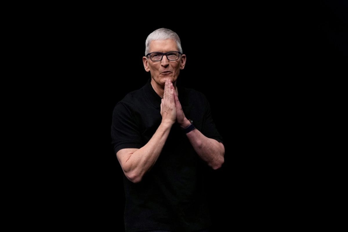 La Jornada - Tim Cook deja la dirección de Apple y entra John Ternus en su  lugar
