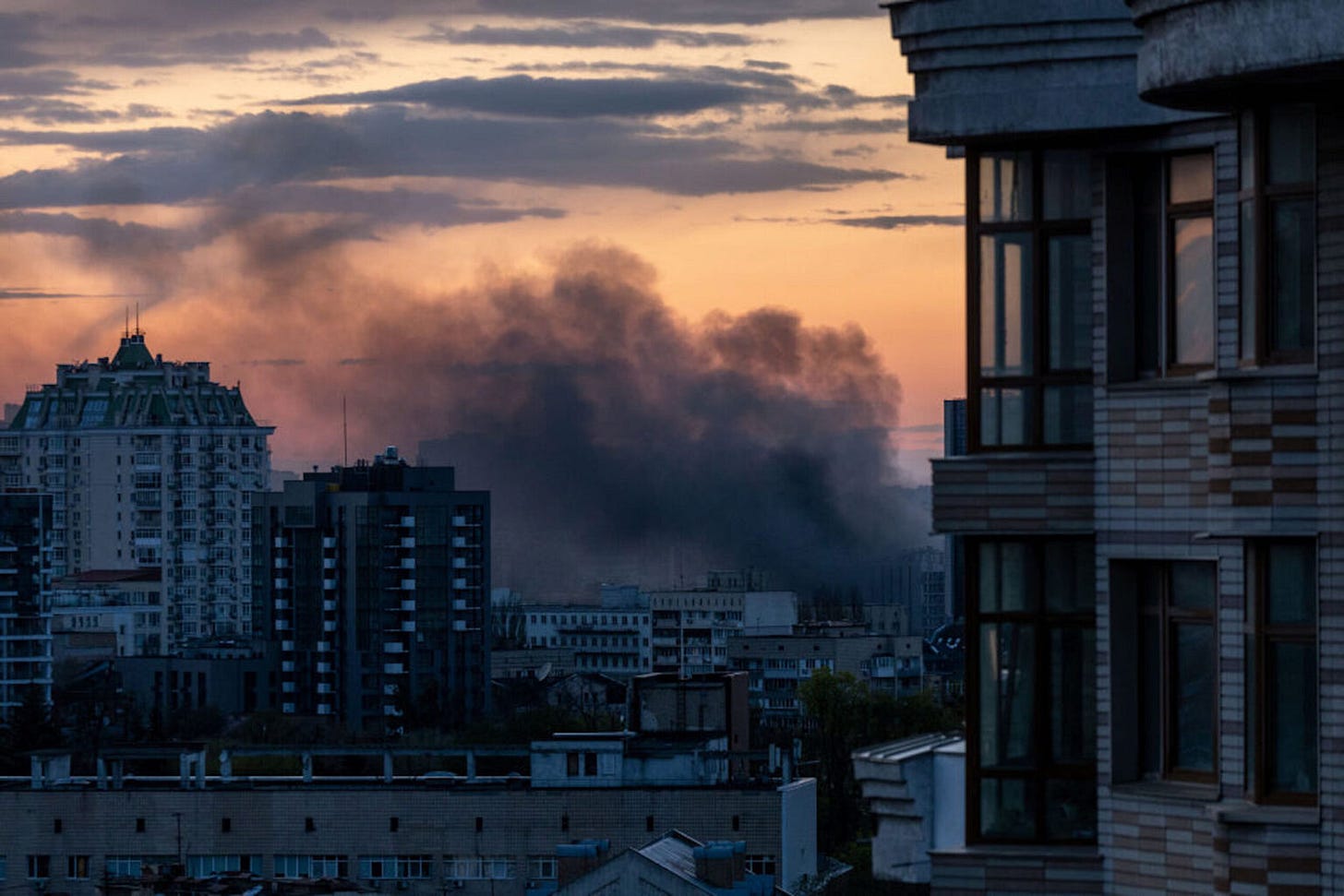 KYIV, UKRAINE - APRIL 28: Smoke rises after missiles landed at sunset on April 28, 2022 in Kyiv, Ukraine. The mayor of Kyiv, Vitali Klitschko, said on his Telegram account that Russian strikes hit the lower floors of a residential building in the Shevchenkivskyi district. The attack coincides with today's visit to Kyiv by UN Secretary-General Antonio Guterres. (Photo by John Moore/Getty Images) KYIV, UKRAINE - APRIL 28: Smoke rises after missiles landed at sunset on April 28, 2022 in Kyiv, Ukraine. The mayor of Kyiv, Vitali Klitschko, said on his Telegram account that Russian strikes hit the lower floors of a residential building in the Shevchenkivskyi district. The attack coincides with today's visit to Kyiv by UN Secretary-General Antonio Guterres. (Photo by John Moore/Getty Images)