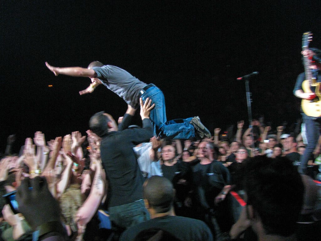 舞台前跳動的演唱會人群|來源:Anirudh Koul/Flickr(CC BY) 舞台前跳動的演唱會人群|來源:Anirudh Koul/Flickr(CC BY)