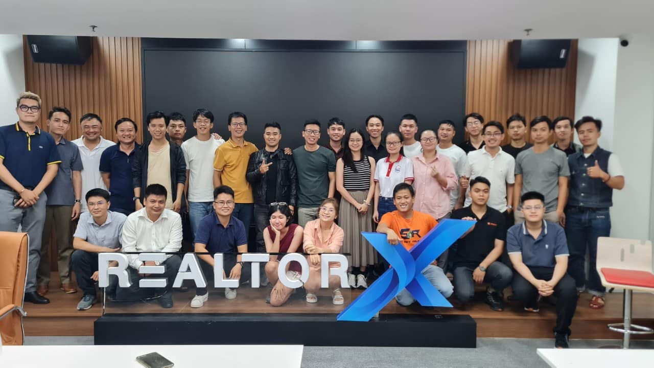 May be an image of 11 people, people standing and text that says "REALTOR"