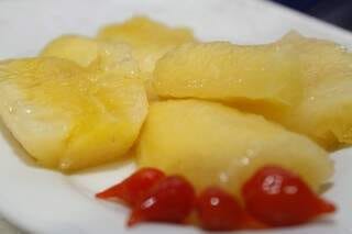 Vale at&eacute; usar a&ccedil;&uacute;car para ter mandioca perfeita, como o sul-mato-grossense gosta