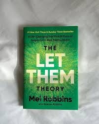 خلصت كتاب Let Them Theory لـ Mel Robbins… والحقيقة إنه جه في وقته. اللي  عجبني فيه إنه مش بيحاول يعلّمك “إزاي تكسب الناس”, لكن بيعلّمك إزاي تسيبهم  على راحتهم وتوفّر طاقتك للّي