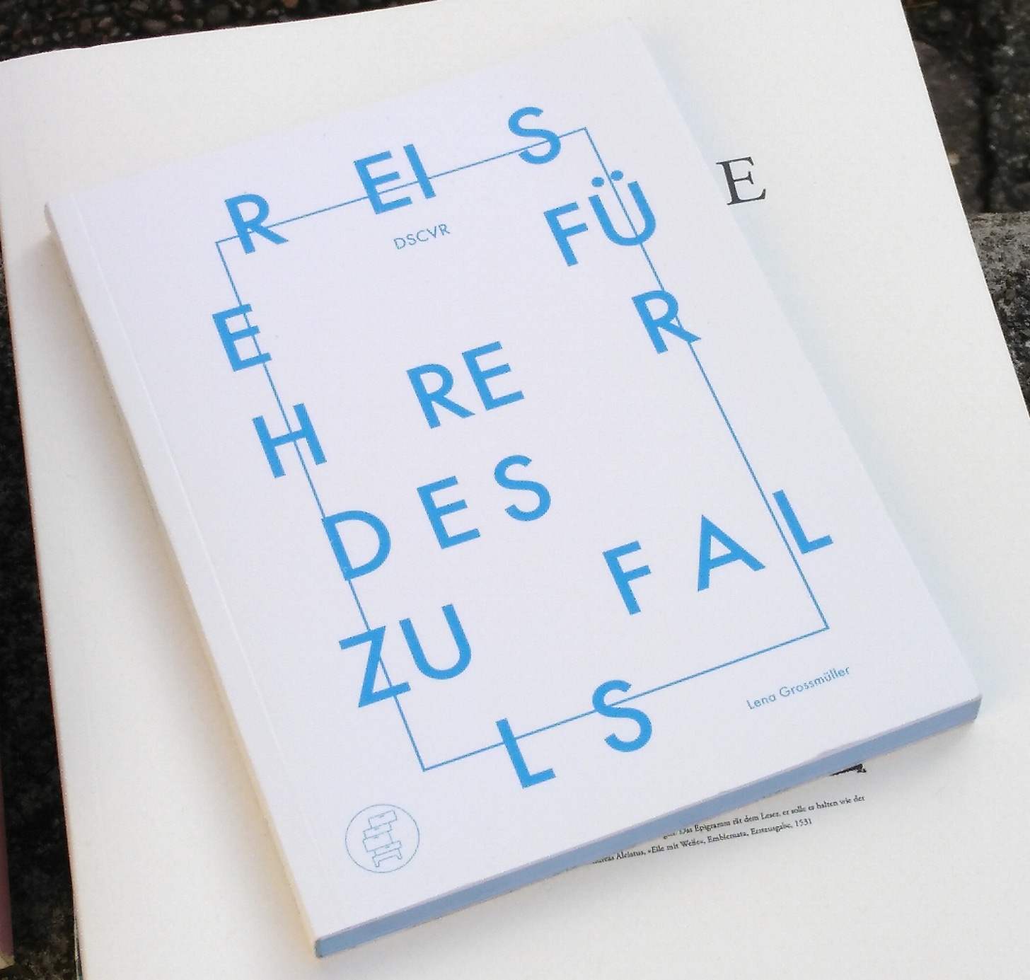 Un libro la cui copertina ha lo sfondo bianco e il titolo in lettere maiuscole blu chiaro Un libro la cui copertina ha lo sfondo bianco e il titolo in lettere maiuscole blu chiaro