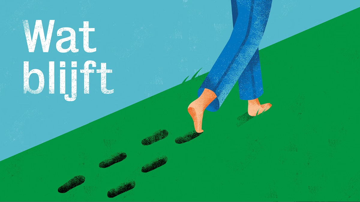 artwork van wat blijft. Het is een illustratie van benen die door een grasveld uit beeld lopen, en voetstappen achterlaat. Tegen een lichtblauwe achtergrond zie je de titel in wit, licht vervaagd aan de linkerkant