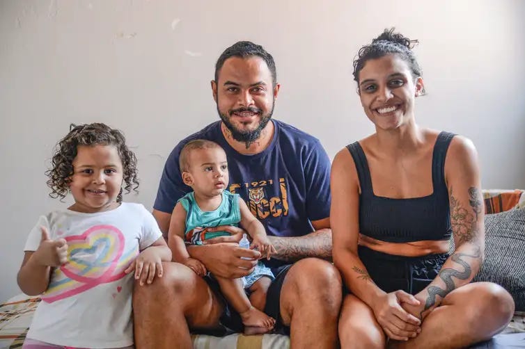 Tomaz Silva/Agência Brasil Rio de Janeiro (RJ), 16/02/2026 - Foto feita em 21/08/2023 – A família do bebê Murillo Luiz Martins, sua irmã Maria Helena Martins, os pais Patrick Rodrigues Viana e Danielly Martins durante atendimento para vacinação em residência, em Irajá, na zona norte da capital fluminense. Foto: Tomaz Silva/Agência Brasil