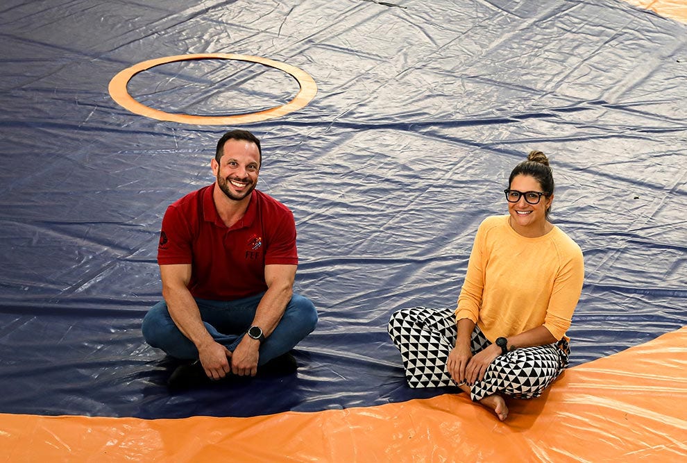 O coordenador do projeto, Luiz Gustavo Bonatto Rufino e a professora Mariana Simões Pimentel Gomes: oferecimento de um curso de extensão gratuito para treinadores e professores de lutas que atuam com crianças O coordenador do projeto, Luiz Gustavo Bonatto Rufino e a professora Mariana Simões Pimentel Gomes: oferecimento de um curso de extensão gratuito para treinadores e professores de lutas que atuam com crianças