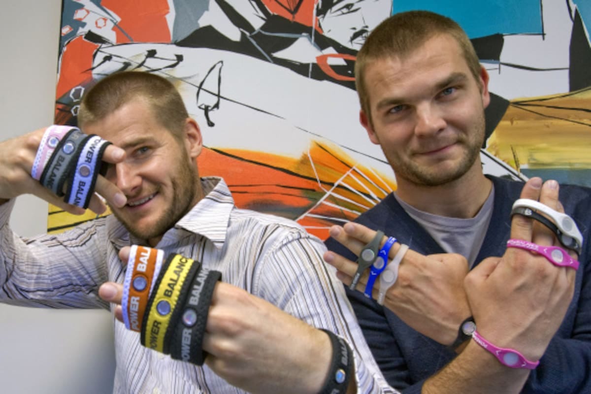 Cómo dos hermanos engañaron al mundo con una pulsera de silicona y simples  hologramas - LA NACION
