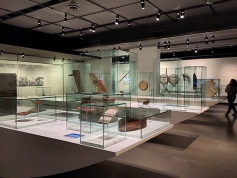 Vues de l'exposition "Voix autochtones d'aujourd'hui" au Musée McCord-Stewart, Montréal, 2023.