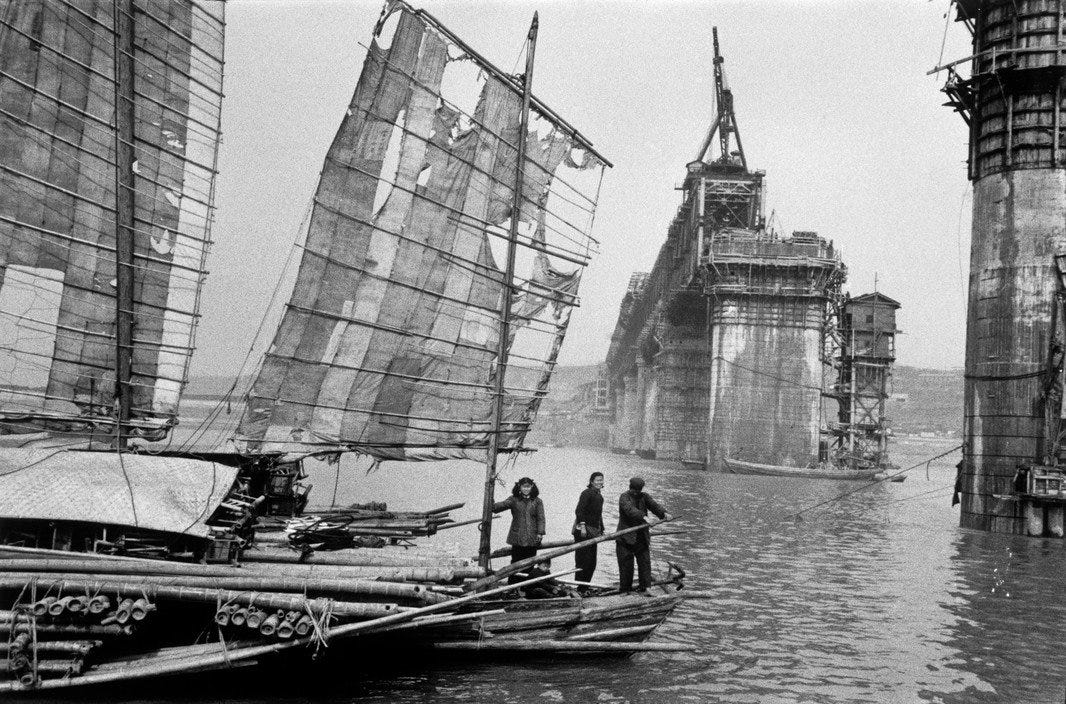 A group of people standing on a boat

AI-generated content may be incorrect.