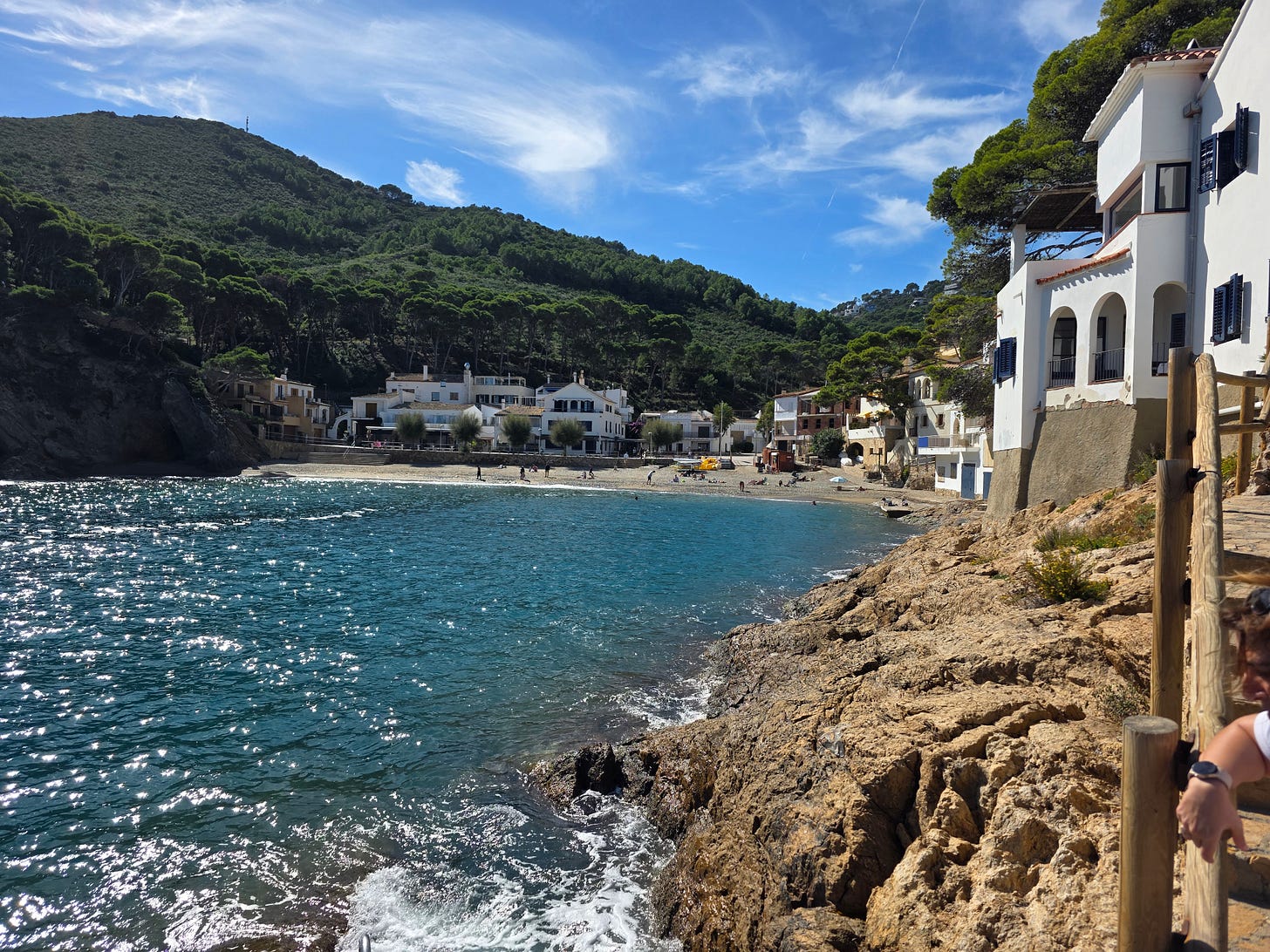 Vista de Sa Tuna de Begur en la Costa Brava, desde el camino de Ronda, se aprecian las casitas de pescadores. Vista de Sa Tuna de Begur en la Costa Brava, desde el camino de Ronda, se aprecian las casitas de pescadores.