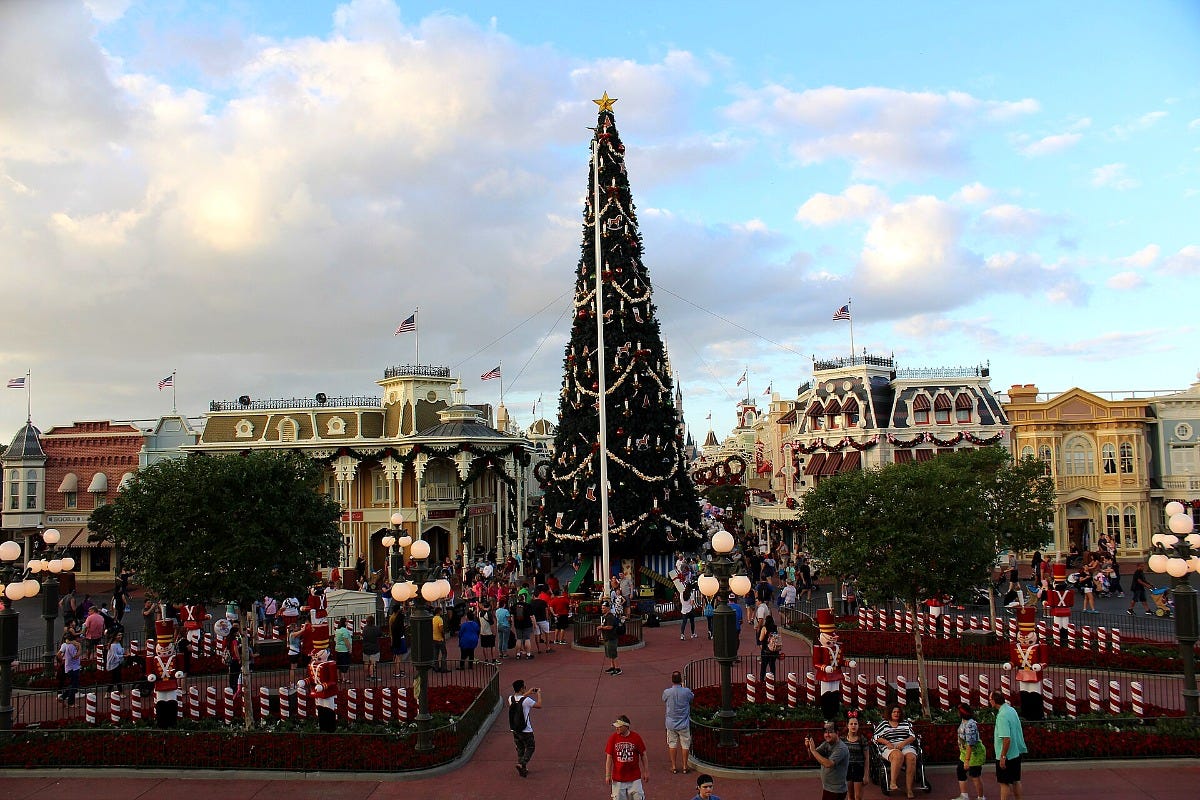 The Main Street, U.S.A. Christmas tree at Magic Kingdom. Image: Theme Park Tourist via Wikimedia Commons The Main Street, U.S.A. Christmas tree at Magic Kingdom. Image: Theme Park Tourist via Wikimedia Commons