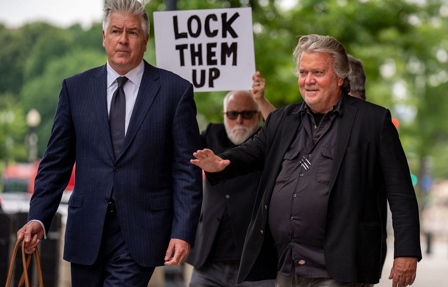 La peine prononcée en octobre 2022 pour entrave aux pouvoirs d’enquête du Congrès en raison du refus de Steve Bannon (à droite) de coopérer avec l’enquête parlementaire sur l’assaut du Capitole le 6 janvier 2021 avait été confirmée en appel le 10 mai 2024.