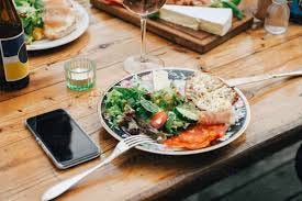 Primer plano de comida sana servida en plato por móvil sobre mesa durante  fiesta stock photo