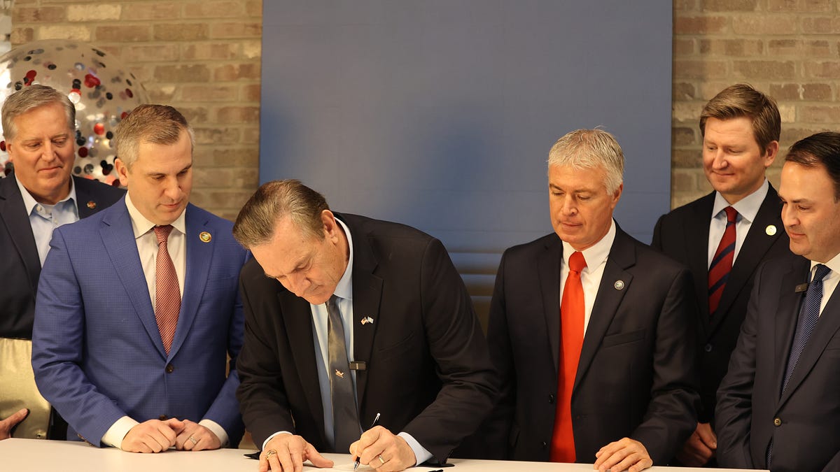 Signing ceremony in Sioux Falls strikes firearm silencers as controlled weapon