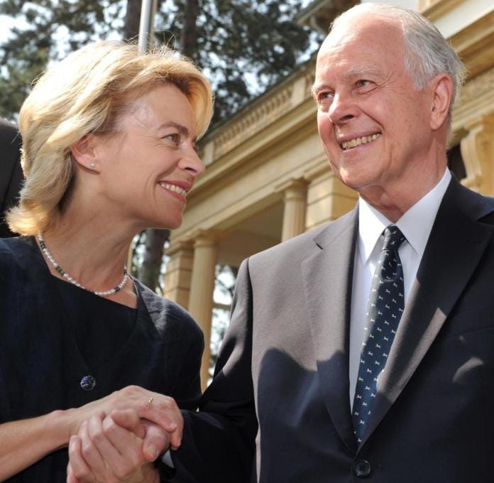 Ursula von der Leyen und ihr Vater Ernst Albrecht (1930–2014) im Juni 2010 Ursula von der Leyen und ihr Vater Ernst Albrecht (1930–2014) im Juni 2010