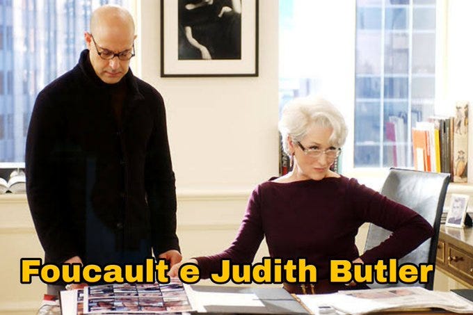 cena do diabo veste prada com o gay calvo e a meryl streep. ele tá todo de preto, de pé e olhando pra uma revista. ela tá sentada com cara de escrota com a mão na cintura. tá escrito FOUCAULT E JUDITH BUTLER