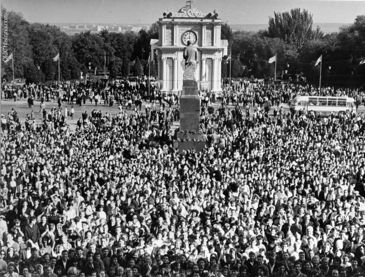 Yuri Gagarin in Moldova, and more., image size:1200x911