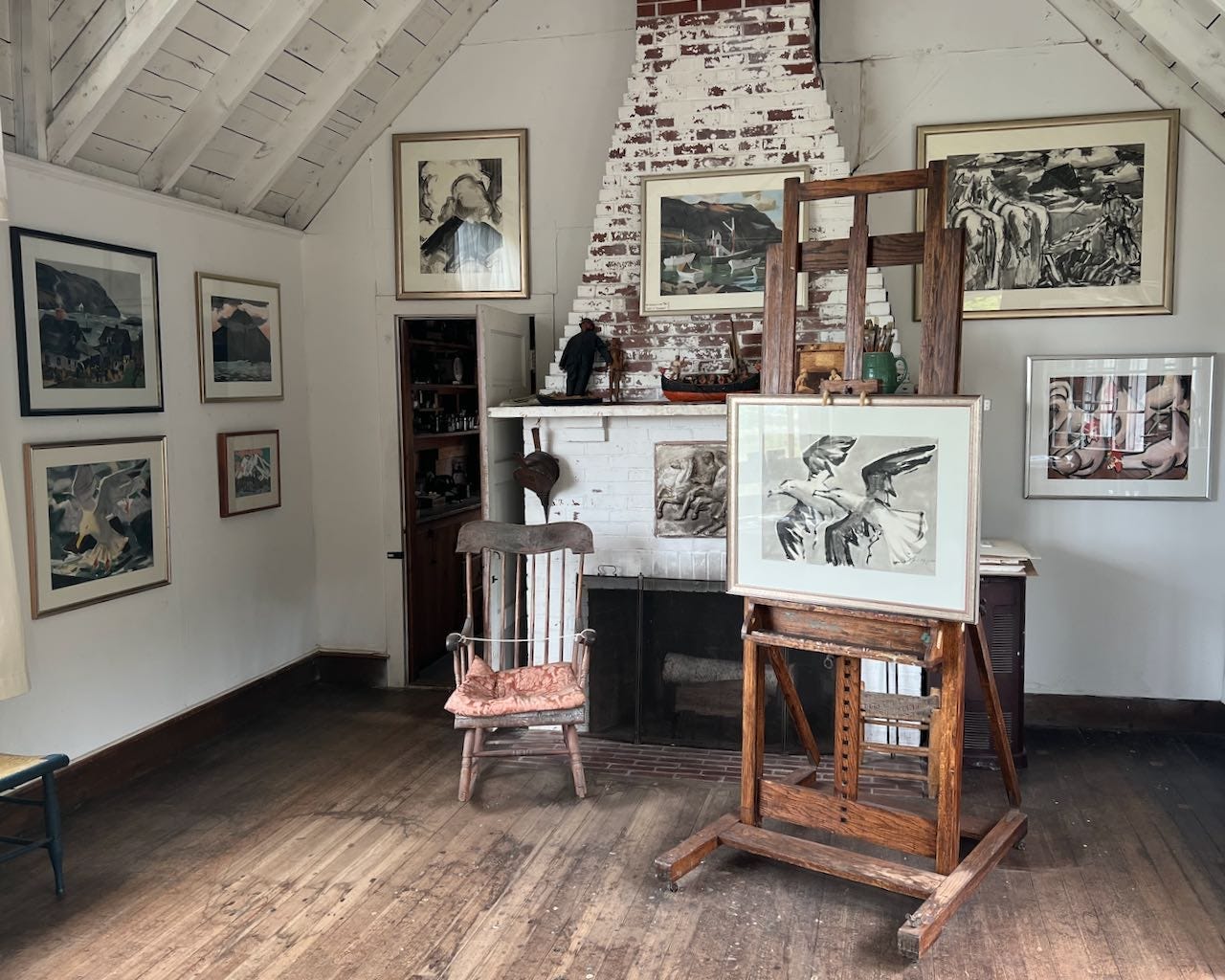 A room with art on the walls

Description automatically generated with low confidence