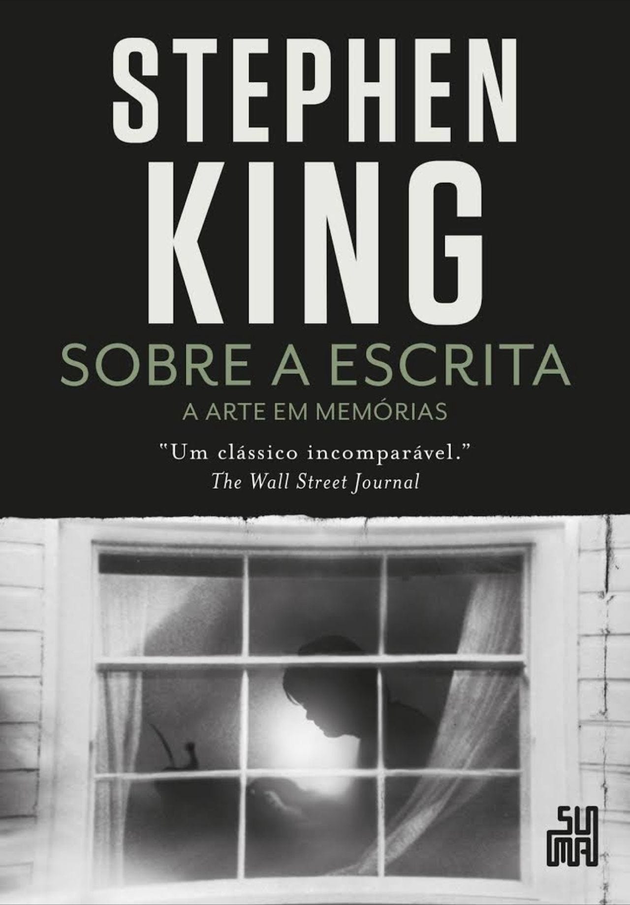 Capa do livro Sobre a Escrita – A Arte em Memórias, de Stephen King. A imagem mostra o autor em silhueta, escrevendo à luz de um abajur, visto por uma janela. O livro é um guia pessoal e técnico sobre o ofício da escrita.