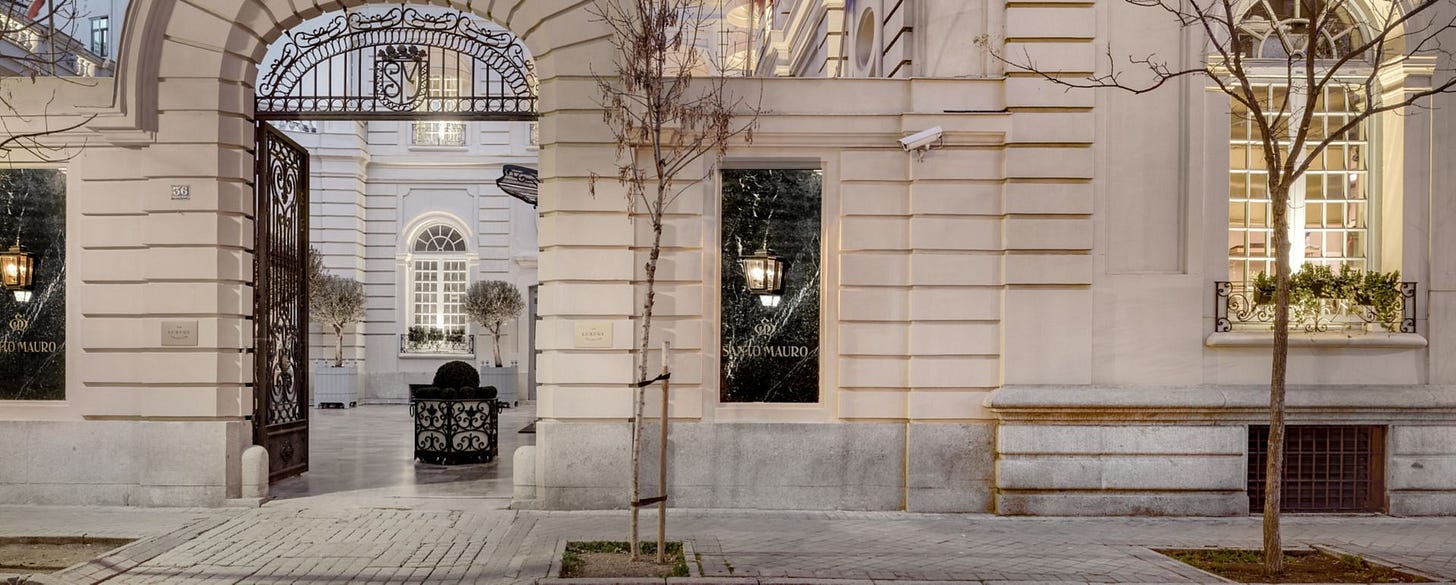Entrada principal del hotel de lujo en Madrid Entrada principal del hotel de lujo en Madrid