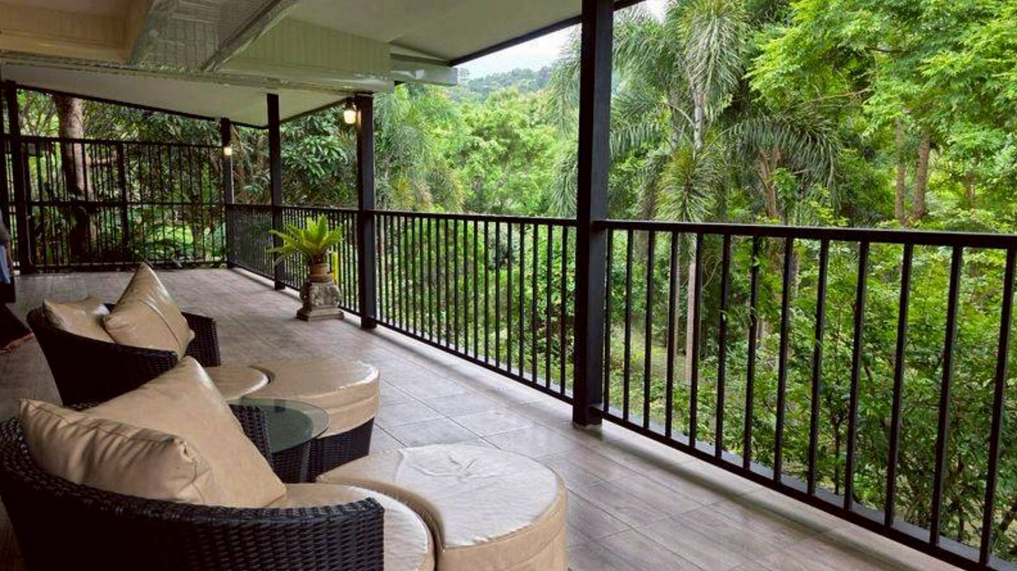 The outdoor living area surrounded by so much green.