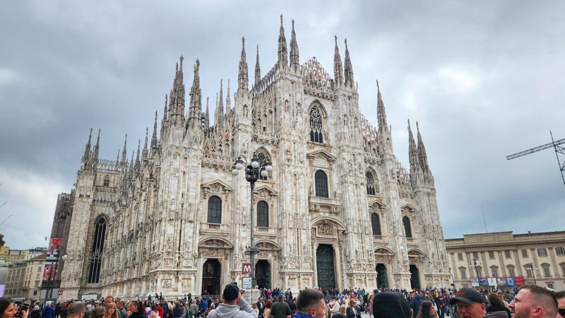 Busy morning at Duomo di Milano
