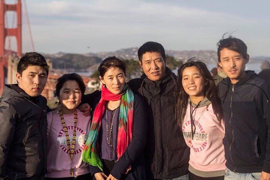 知名藏人前政治犯顿珠旺青和其妻子及儿女在美国旧金山团聚（“为西藏拍片”网站）