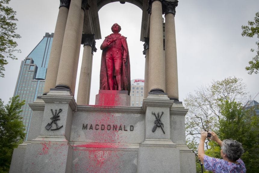 La statue controversée de sir John A. Macdonald de la place du Canada