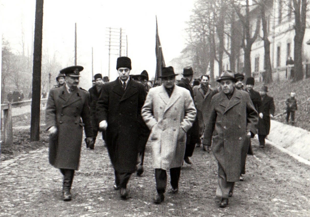 1944-11-23_Foto DA090_Mineri si feroviari – Petrosani -Gheorghe Gheorghiu-Dej