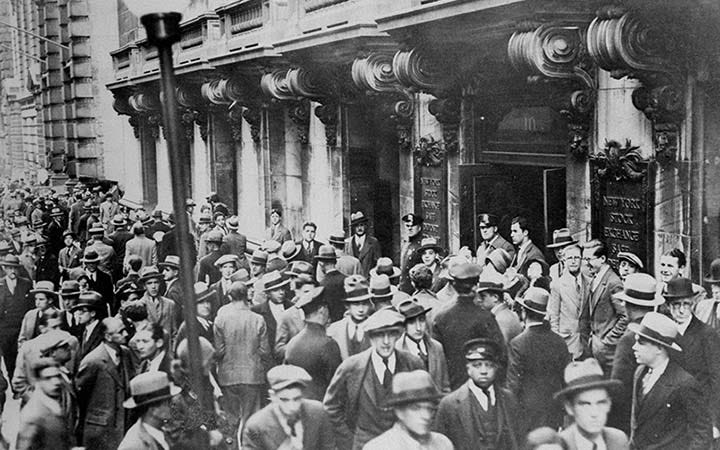 Crowd in front of the New York Stock Exchange, October 1929 Crowd in front of the New York Stock Exchange, October 1929