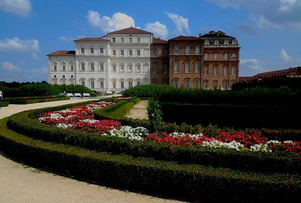 La Reggia di Venaria Reale i Piemonte - vista dal giardino e interno di una carrozza