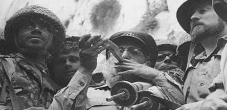Rabbi Shlomo Goren au Kotel, juin 1967 Rabbi Shlomo Goren au Kotel, juin 1967