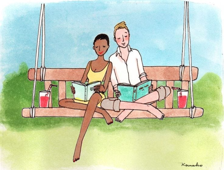 #descrevemospravocê  Ilustração colorida mostra duas pessoas sentadas lado a lado em um grande balanço de madeira suspenso por cordas. O balanço está ao ar livre, em um jardim com grama verde e céu azul ao fundo. À esquerda, uma mulher de pele escura e cabelo curto usa um vestido amarelo e está descalça. À direita, um homem de pele clara e cabelos loiros presos em um coque usa uma camisa branca de mangas dobradas e shorts cinza. Ambos estão de pernas cruzadas e leem livros azuis, com expressões calmas e sorridentes. Eles estão próximos um do outro, transmitindo intimidade e tranquilidade.  Sobre os braços do balanço, há dois copos com canudos contendo uma bebida vermelha, provavelmente suco. O estilo do desenho é delicado e acolhedor, com traços finos e cores suaves em aquarela. No canto inferior direito da imagem, lê-se a assinatura “kanako”.