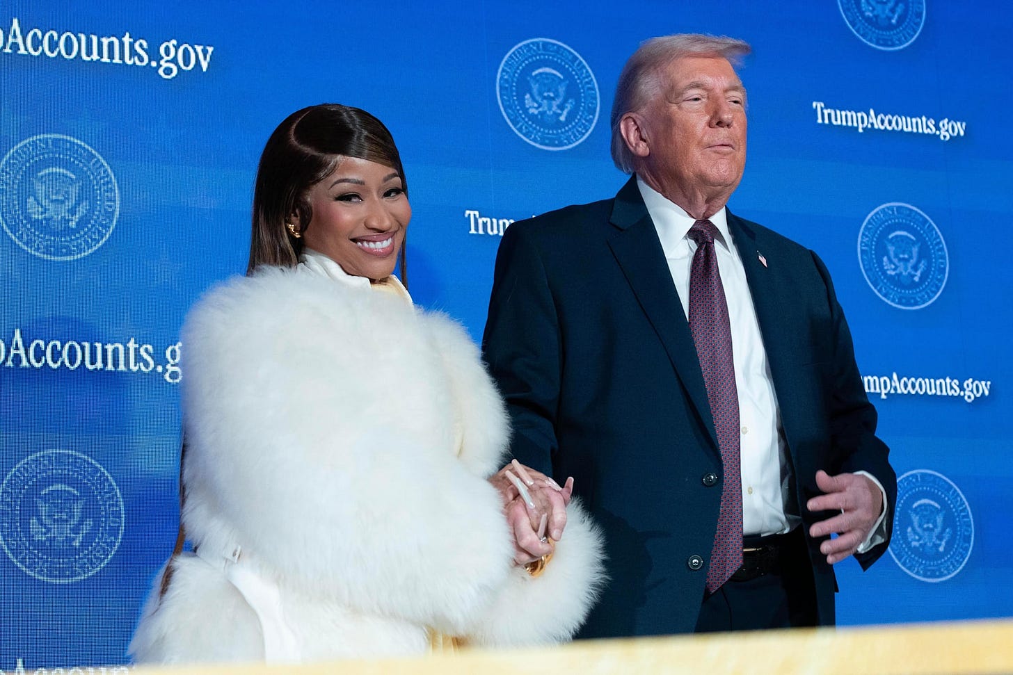 Nicki Minaj och Donald Trump håller hand på en presskonferens i Washington på onsdagen. Nicki Minaj och Donald Trump håller hand på en presskonferens i Washington på onsdagen.