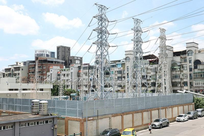 高雄輸電鐵塔旁的道路車流|來源:Taipei Times / CNA 高雄輸電鐵塔旁的道路車流|來源:Taipei Times / CNA