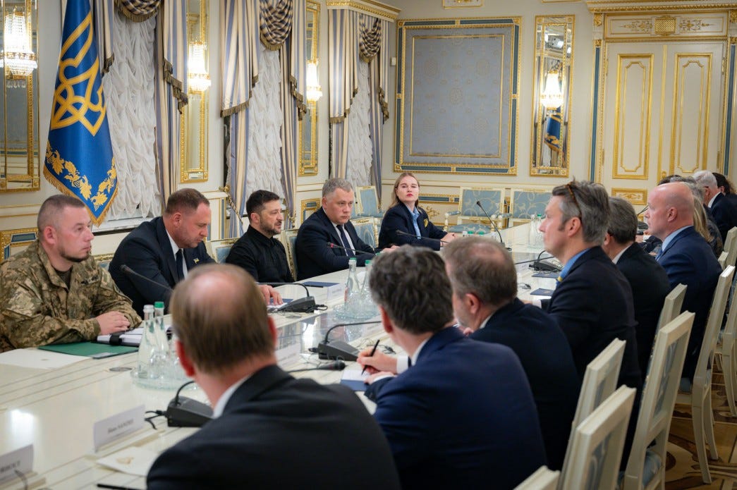 Президент зустрівся з представниками країн при НАТО Президент зустрівся з представниками країн при НАТО