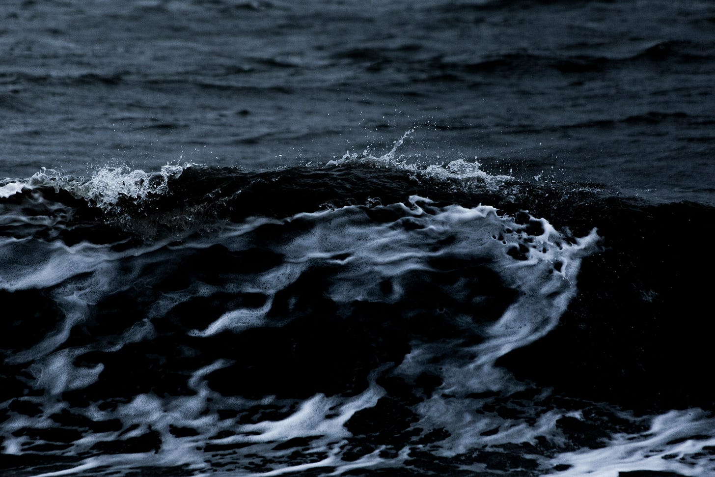 a picture of the ocean and swirling wave