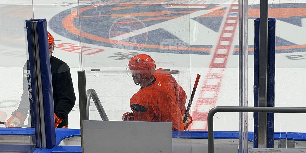 Ross Johnston reflects on becoming an everyday NHL player with the Ducks, while Adam Pelech and Anders Lee share what he meant to the Islanders’ room during his time on Long Island.