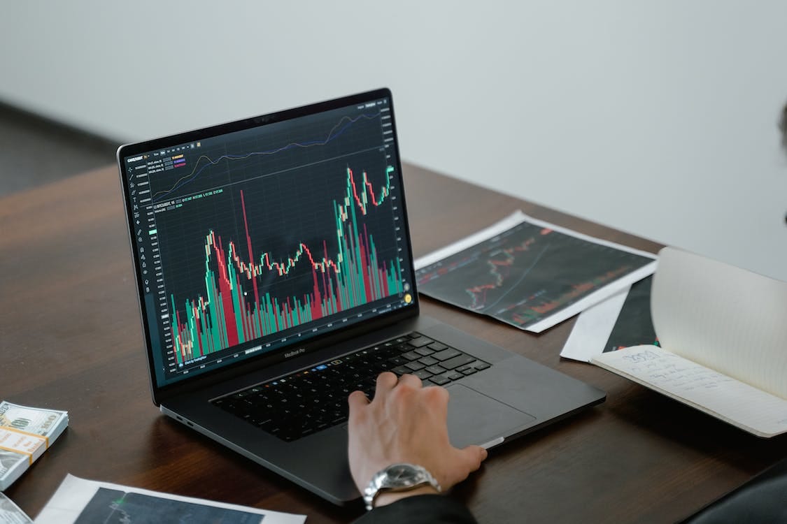 Free Graph Displayed on Laptop Screen Stock Photo