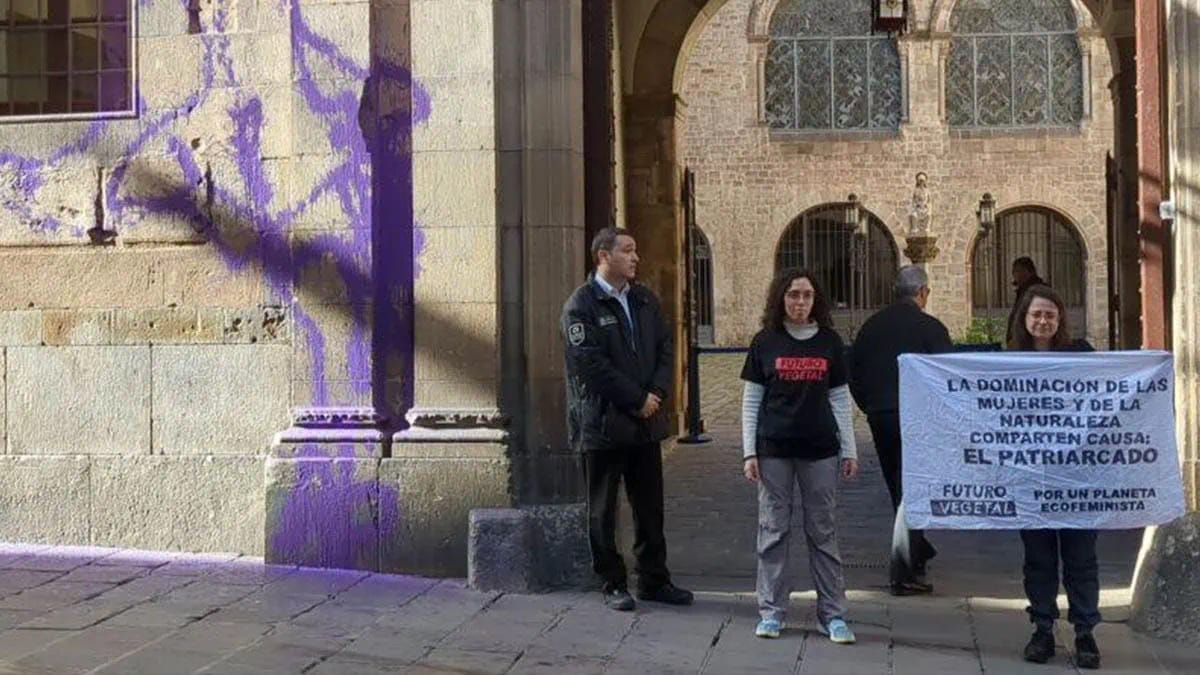Activistas de Futuro Vegetal lanzan pintura contra el Palacio Episcopal de Barcelona Activistas de Futuro Vegetal lanzan pintura contra el Palacio Episcopal de Barcelona