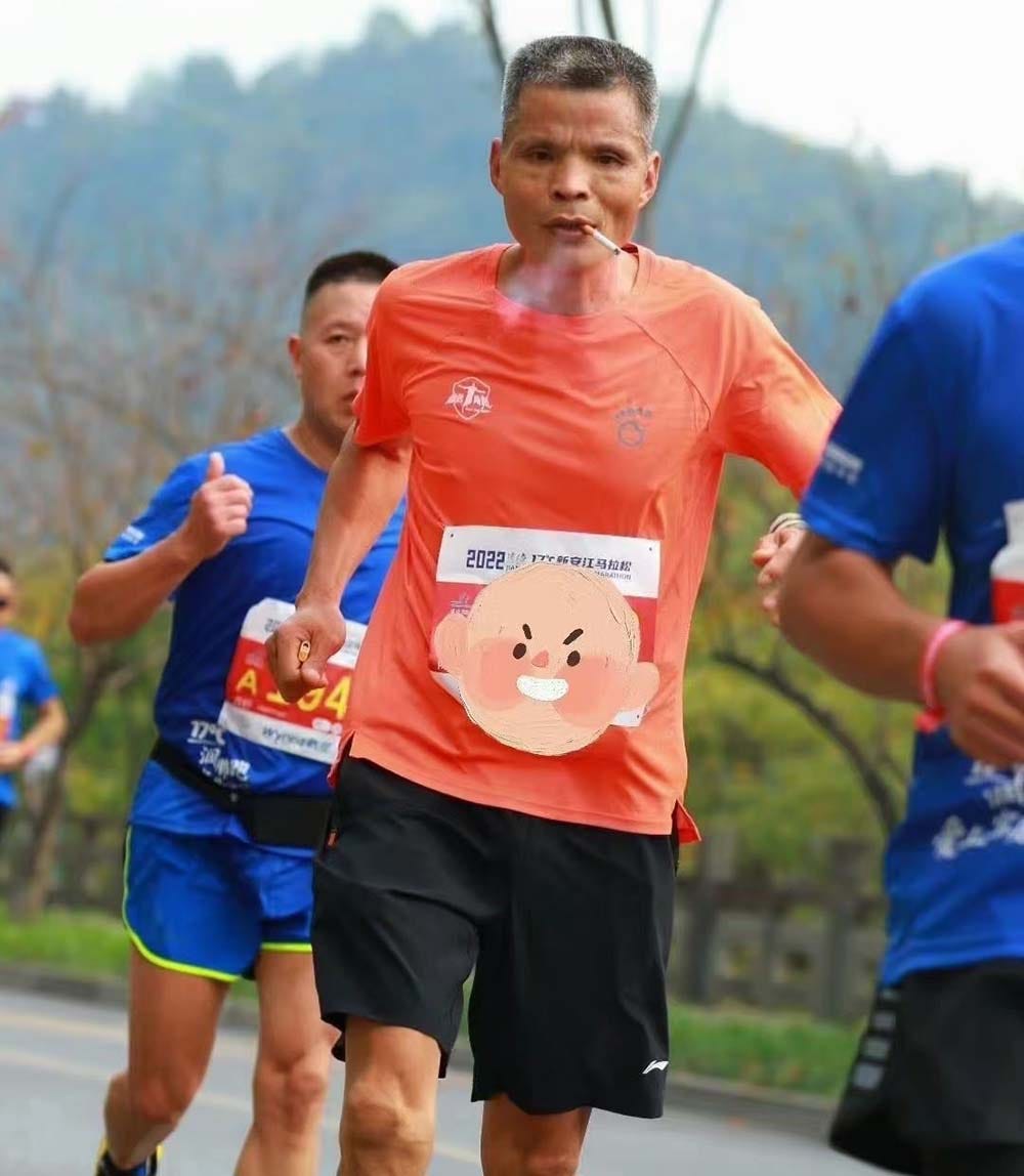 Chen Bangxian smokes during Xin’anjiang Marathon in Jiande, Zhejiang province, Nov. 6, 2022. From Weibo
