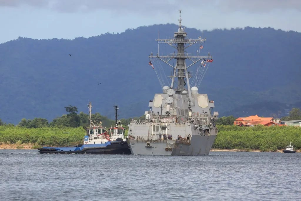 US destroyer USS Gravely (DDG-107) approaches Port of Spain for militarily drills with Trinidad and Tobago in a provocation against Venezuela, as seen from Port of Spain, Trinidad and Tobago, October 26, 2025. Photo: Andrea De Silva/Reuters.