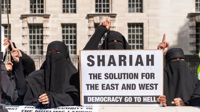 Sharia-tuomioistuimet ovat kaikilta osin ristiriidassa sekä eurooppalaisten arvojen että lakien kanssa – mutta niistä on tullut nykypäivän Iso-Britanniassa täysin normaali käytäntö, muslimiväestön kasvun ja maan kulttuurisen muutoksen myötä. Iso-Britannia on muuttunut monin tavoin tunnistamattomaksi. Sharia-tuomioistuimet ovat kaikilta osin ristiriidassa sekä eurooppalaisten arvojen että lakien kanssa – mutta niistä on tullut nykypäivän Iso-Britanniassa täysin normaali käytäntö, muslimiväestön kasvun ja maan kulttuurisen muutoksen myötä. Iso-Britannia on muuttunut monin tavoin tunnistamattomaksi.
