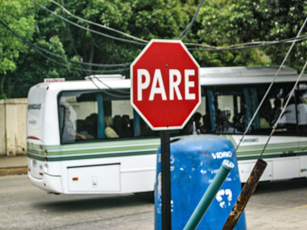 A stop sign that says PARE