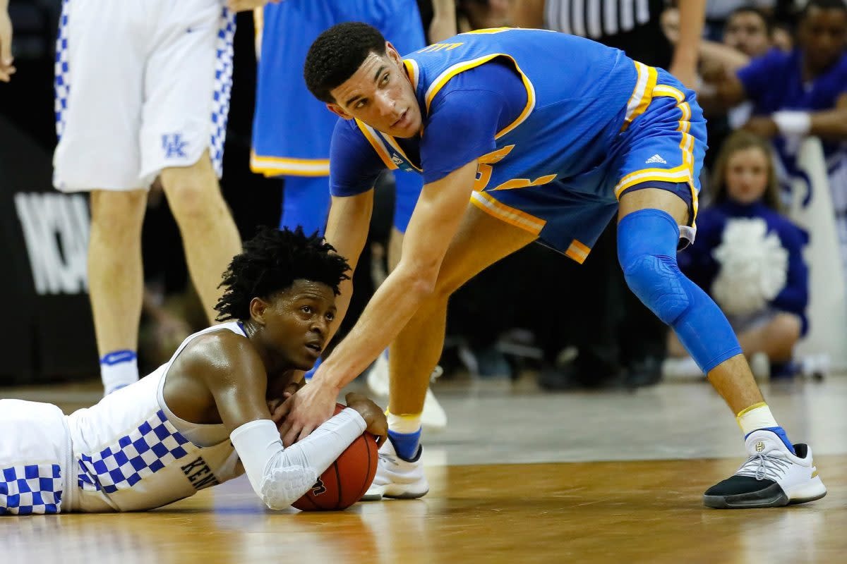 De'Aaron Fox's dad calls out Lonzo Ball, escalating the rivalry between the  point guards - Yahoo Sports