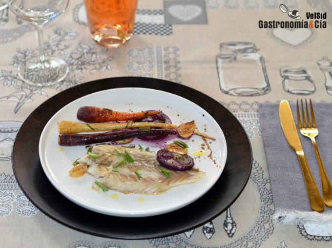 Corvina al horno con zanahorias y chirivías