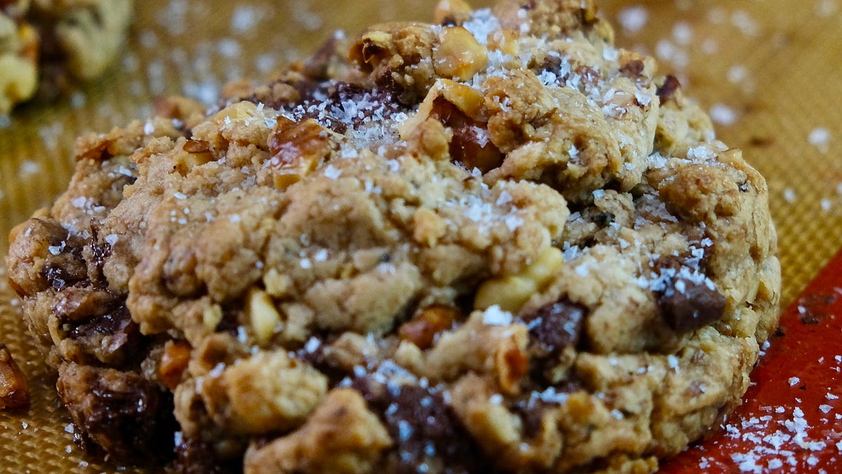 Levain Bakery Style Chocolate Chip Walnut Cookies