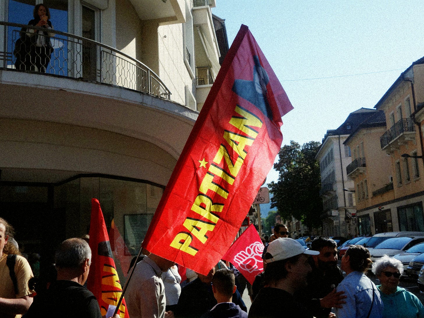 Drapeau des Partizans à Annecy pour le 1er mai Drapeau des Partizans à Annecy pour le 1er mai